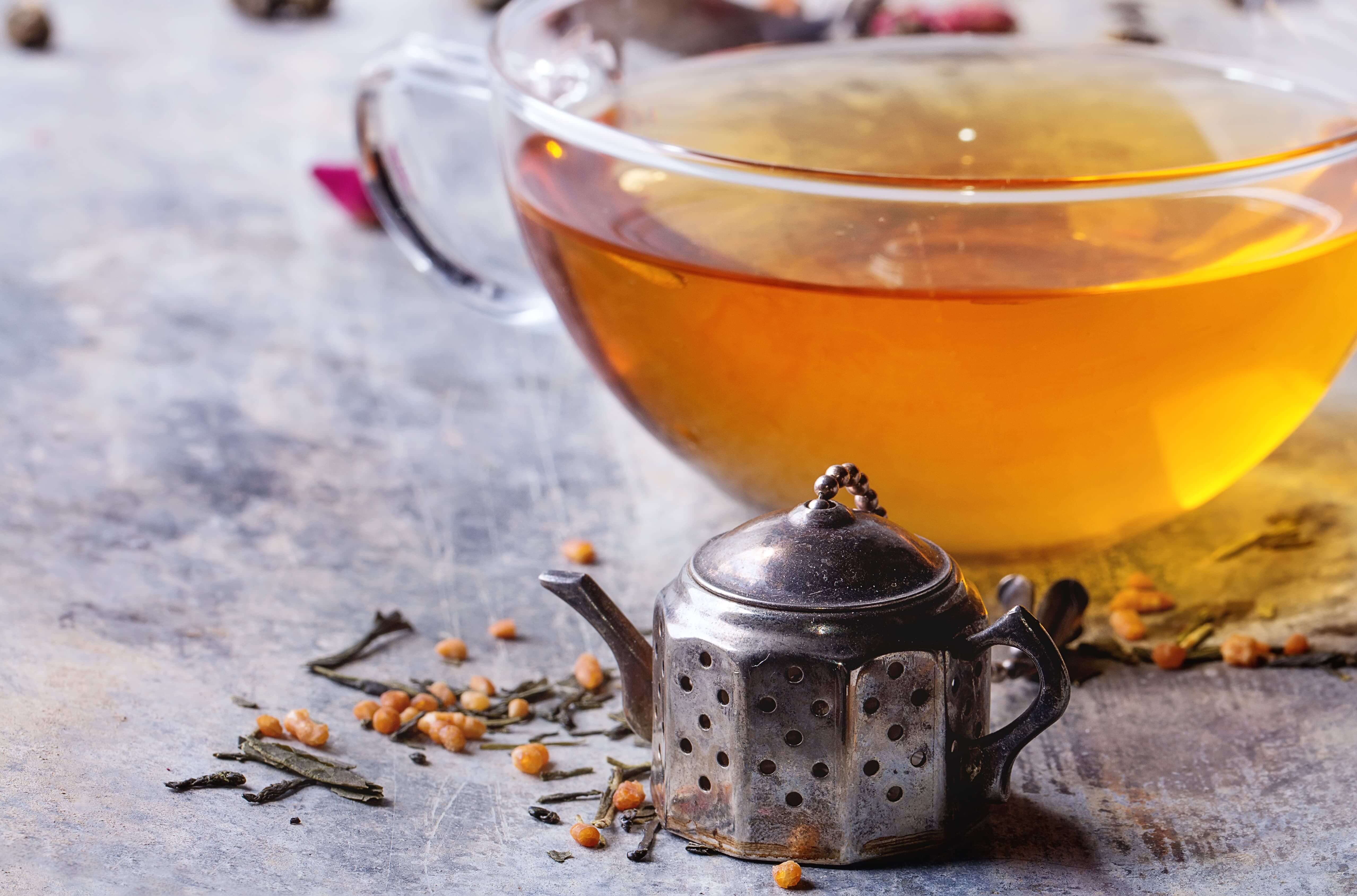 Much tea. Горячий чай с заваркой. Чайник и яблочный сбитень. Завария свежий чай фото. Где и когда заваривали чай в море