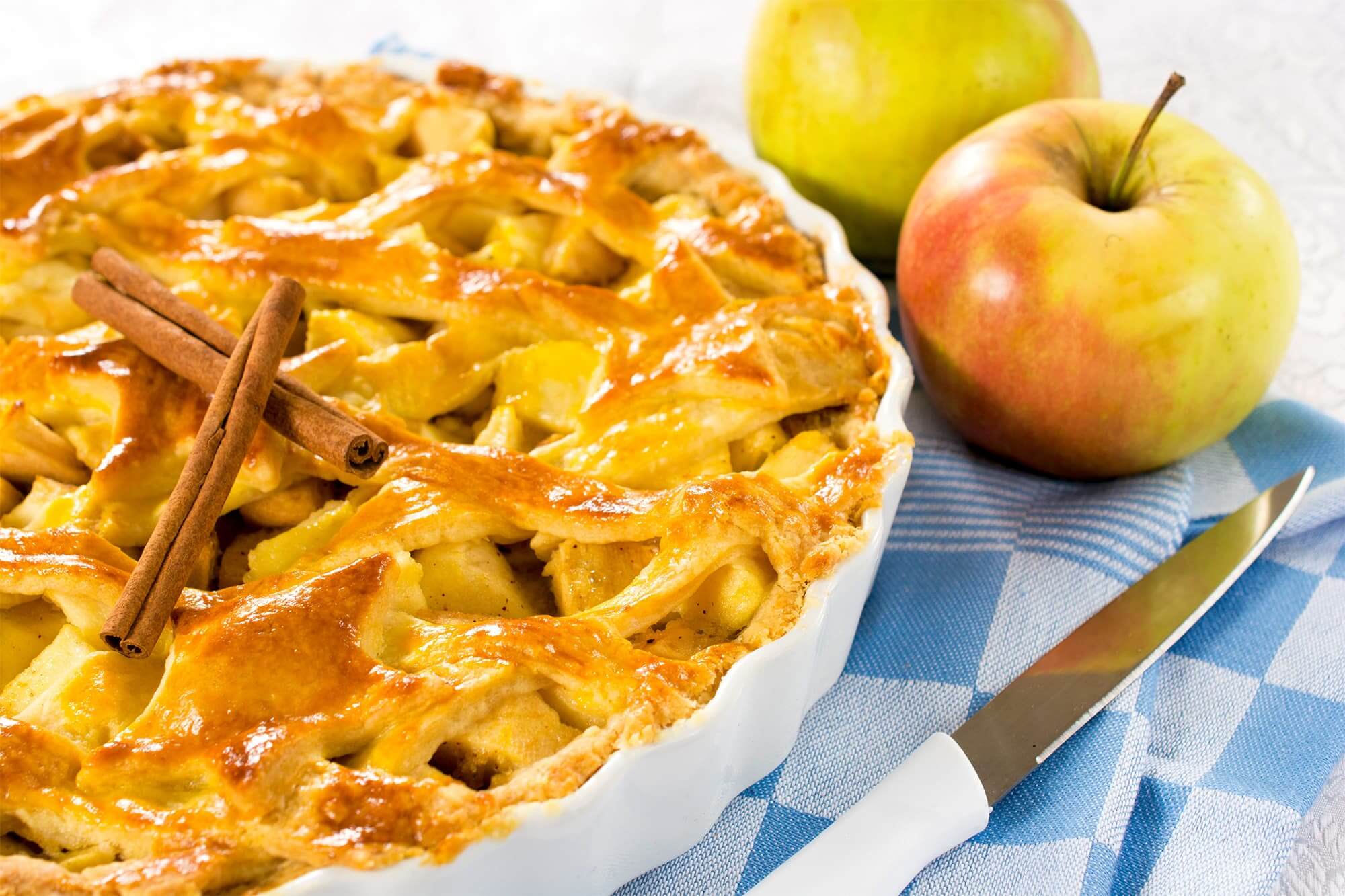 Приготовление пирог яблоками в духовке. Яблочный пирог. Американский яблочный пирог. Картина яблочный пирог. Американский пирог с яблоками.